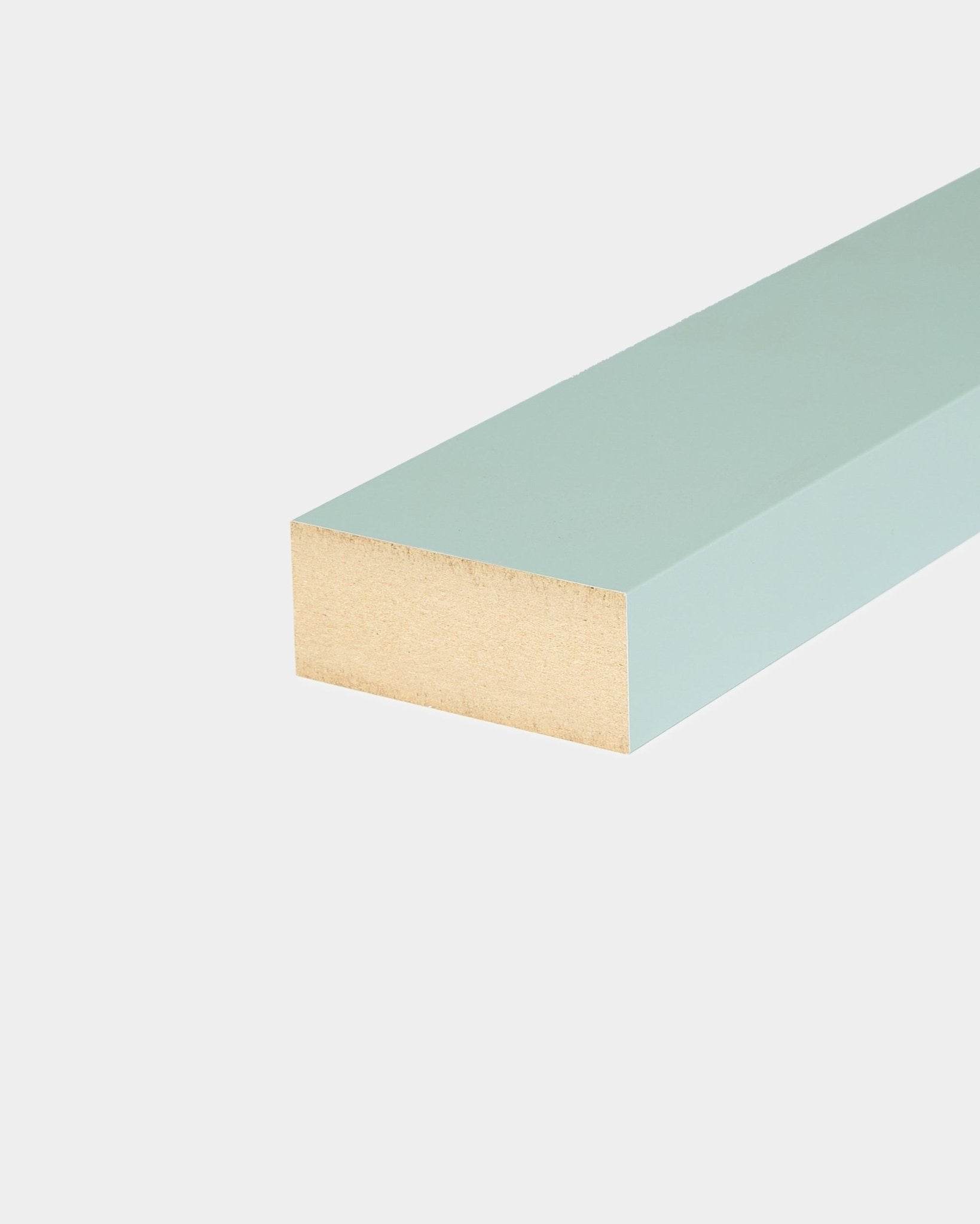 WoodUpp End-Lamelle / Cloud, 6,7 cm, rechteckiger hellblauer Akustikpaneel mit MDF-Rahmen, konzipiert für die Akupanel- oder Wandmontage.